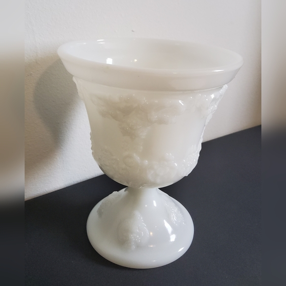 Vintage EO Brody Milk Glass Vase M4300 Fruit Bowl - Picture 3 of 6